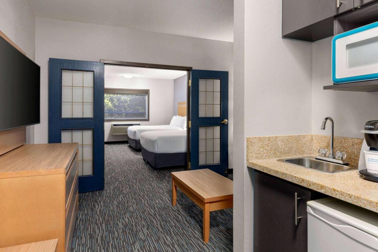 Hotel Wingate By Wyndham Lethbridge Exterior foto